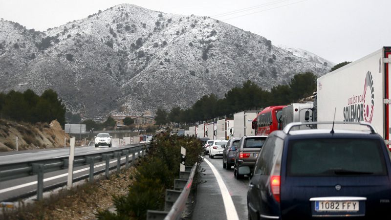 La nieve atrapa a miles de conductores y pasajeros del AVE en Alicante y Albacete