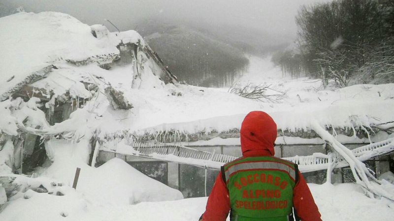 Cuatro muertos y una treintena de desaparecidos en un hotel sepultado por una avalancha de nieve en Italia