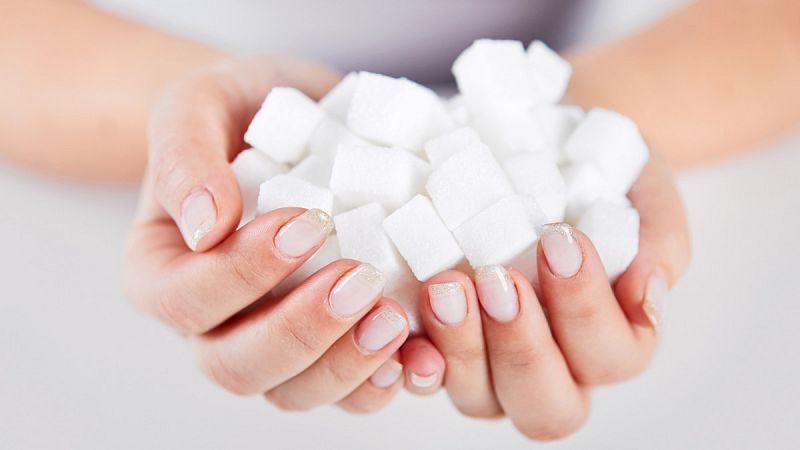 Los expertos aconsejan no tomar más de 25 gramos de azúcar al día, lo que equivale a 6 terrones