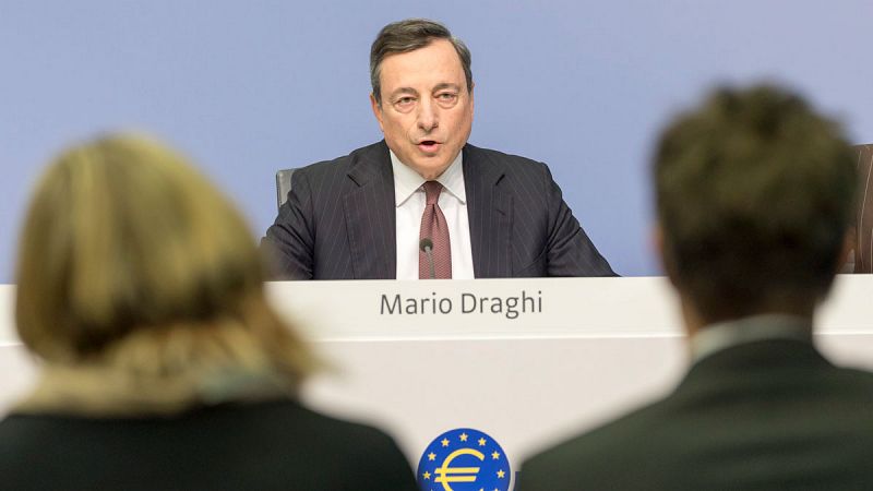 Draghi no reduce los estímulos y pide "paciencia" a Berlín: "Los tipos subirán cuando la recuperación sea firme"
