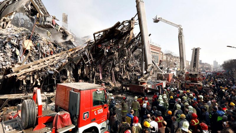 Al menos 20 muertos por el derrumbe de un céntrico edificio en Teherán
