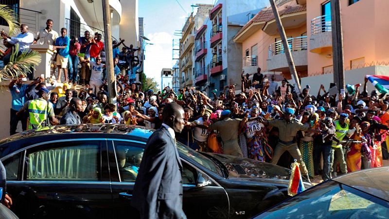 Tropas de Senegal entran en Gambia para expulsar al presidente saliente, atrincherado en el cargo