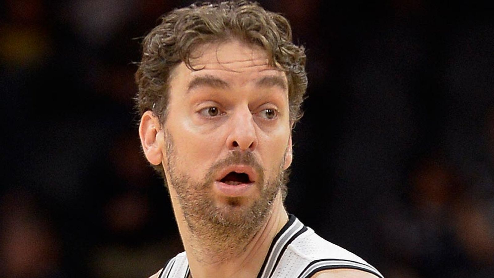 Pau Gasol se fractura un dedo de la mano izquierda durante el calentamiento | Ver