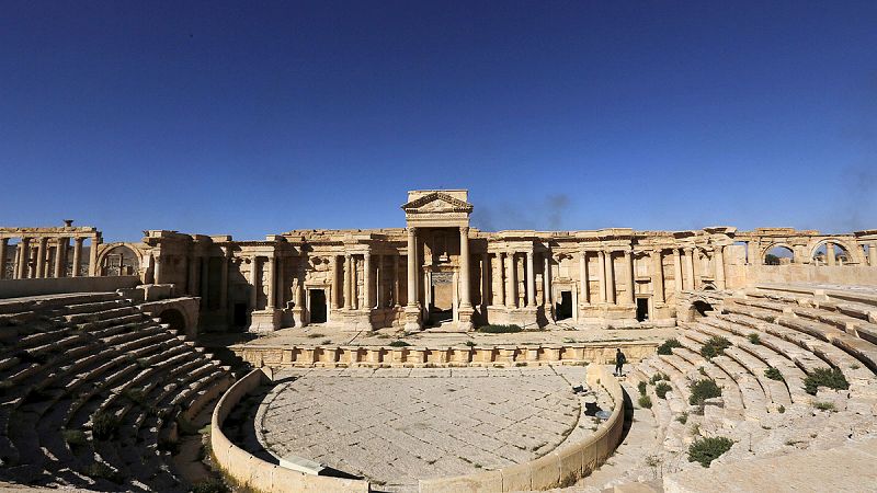 El Estado Islámico destruye parte del teatro romano y el Tetrápilo de Palmira