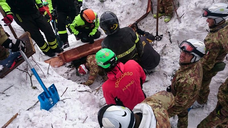Localizan a diez supervivientes 43 horas después de la avalancha en el hotel italiano