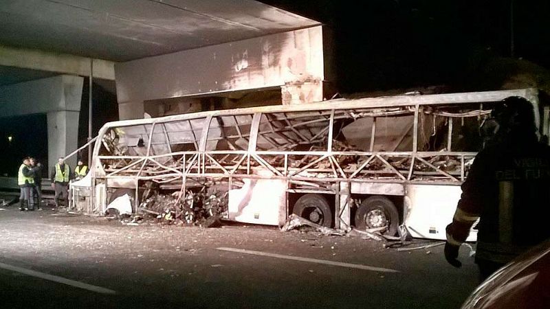 Al menos 16 muertos y 39 heridos en un accidente de autobús con adolescentes en Italia