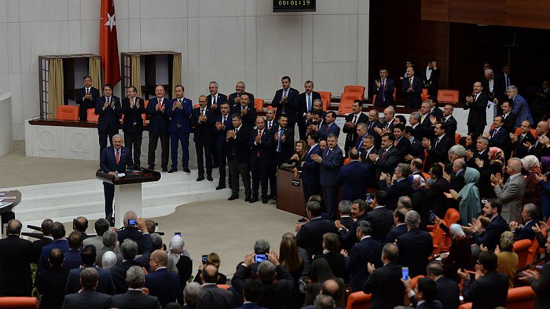 El Parlamento turco aprueba someter a referéndum el cambio constitucional que otorga más poder a Erdogan