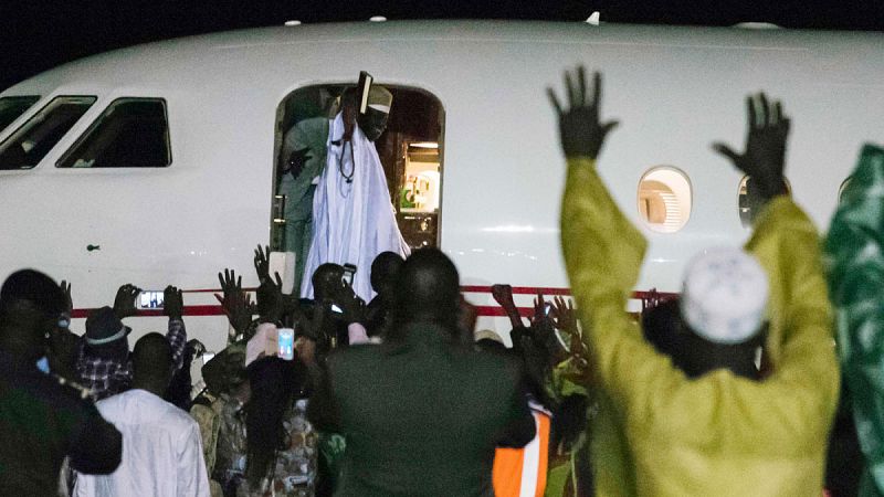 El expresidente de Gambia abandona el país tras 22 años en el poder