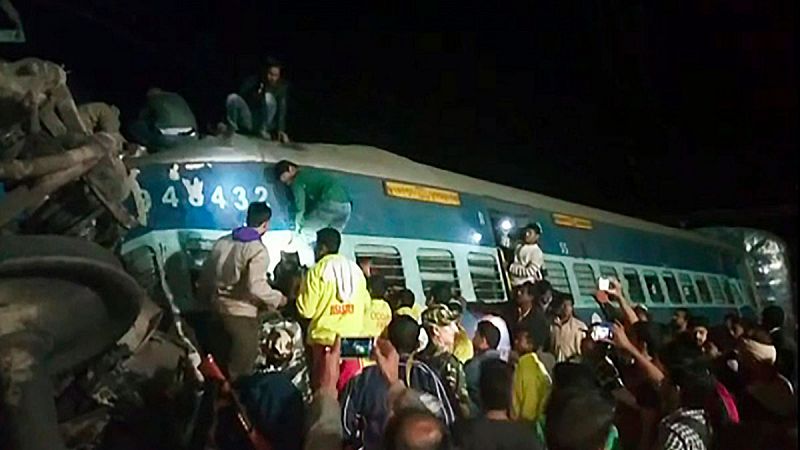 El descarrilamiento de un tren en la India causa al menos 39 muertos