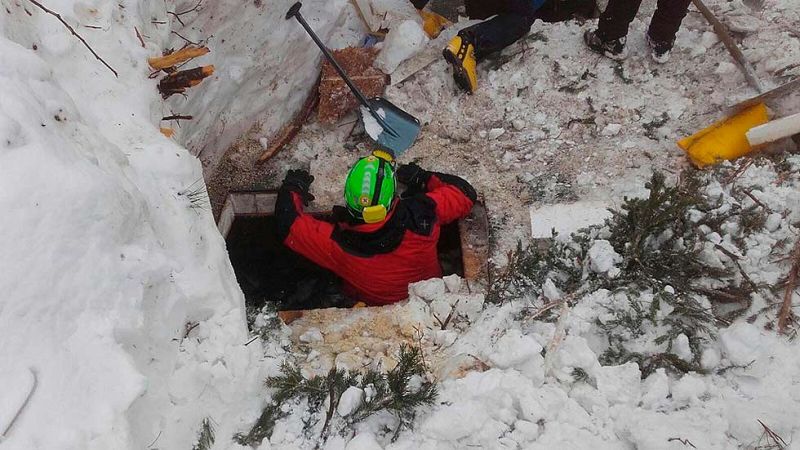 Encontrado un sexto cadáver en el hotel sepultado por un alud en Italia