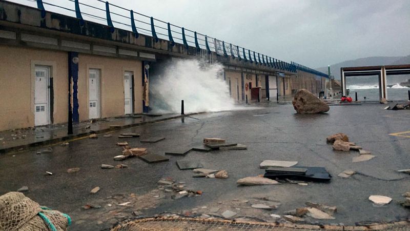 El temporal en el Mediterráneo mantiene en alerta a nueve provincias y causa destrozos en el litoral