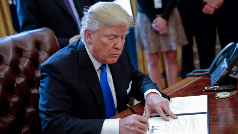 Trump firma la orden ejecutiva para construir el muro con México: "A partir de hoy, EE.UU. va a recuperar sus fronteras"
