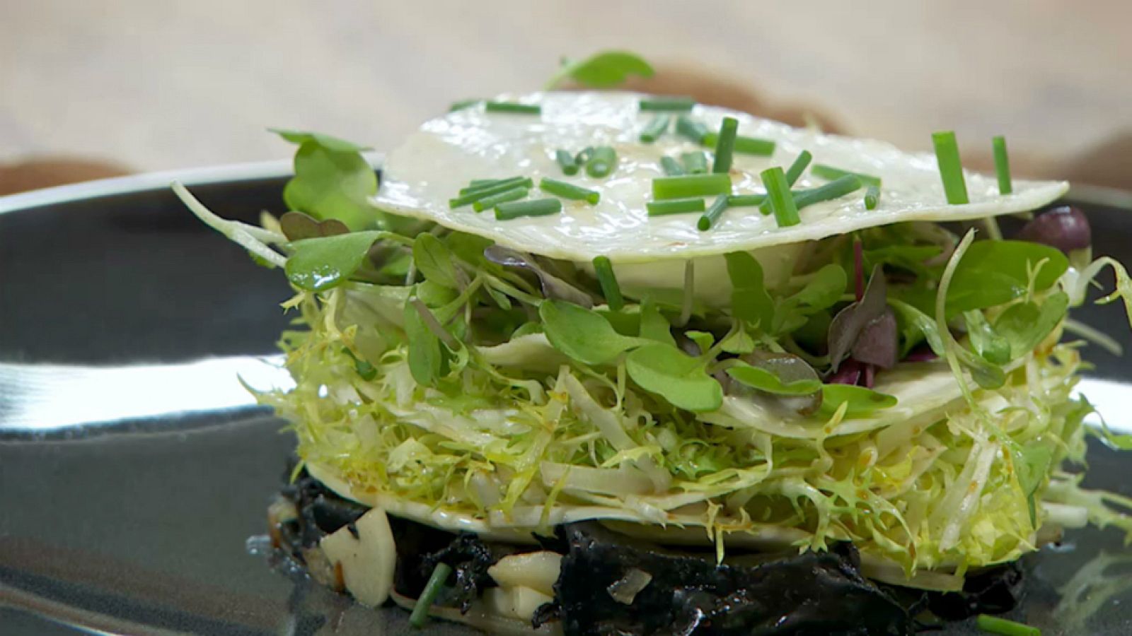 Torres en la cocina - Ensalada con apionabo encurtido y huevo de codorniz