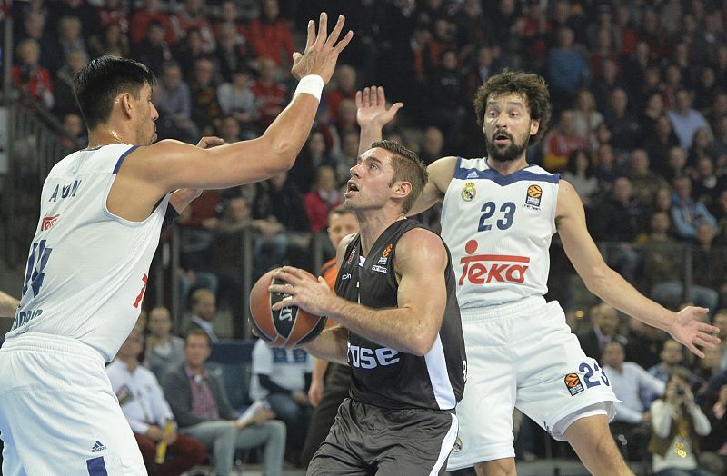 El Real Madrid alcanza al CSKA liderado por Llull, Carroll y Ayón