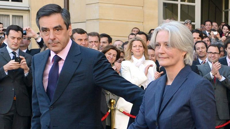 Fillon rechaza las acusaciones de malversación sobre su esposa y denuncia un ataque electoral