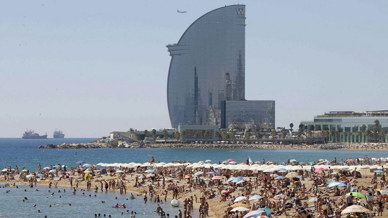 Barcelona aprueba un plan que prohíbe abrir nuevos hoteles en el centro