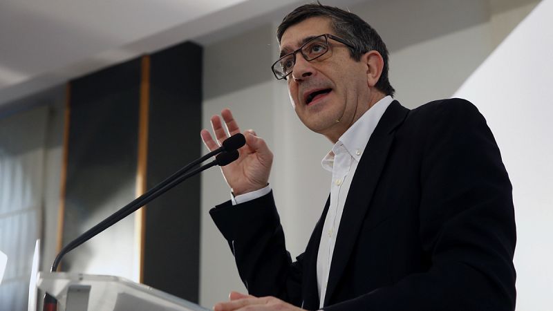 Patxi López da la "bienvenida al debate" de las primarias a Pedro Sánchez