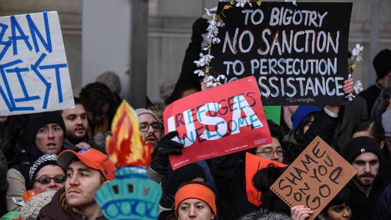 Varios refugiados detenidos en aeropuertos de EE.UU. tras la orden de Trump