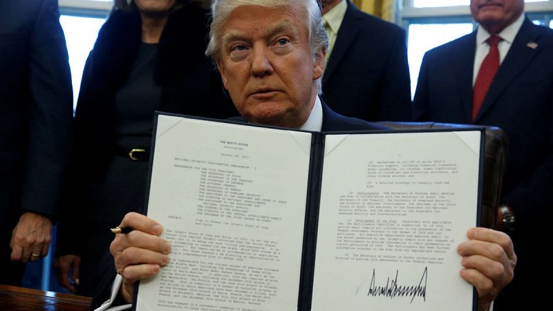 Trump firma una orden para tener en 30 días un plan para derrotar al Estado Islámico