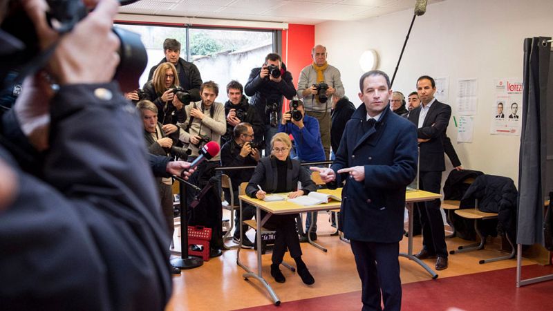 Hamon se impone a Valls y será el candidato socialista al Elíseo
