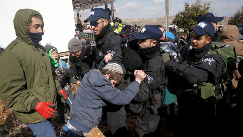 Israel evacúa el asentamiento de Amoná con la resistencia de los colonos