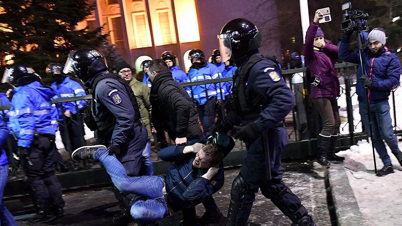 Rumanía vive las mayores protestas desde la caída del comunismo por un decreto que despenaliza la corrupción