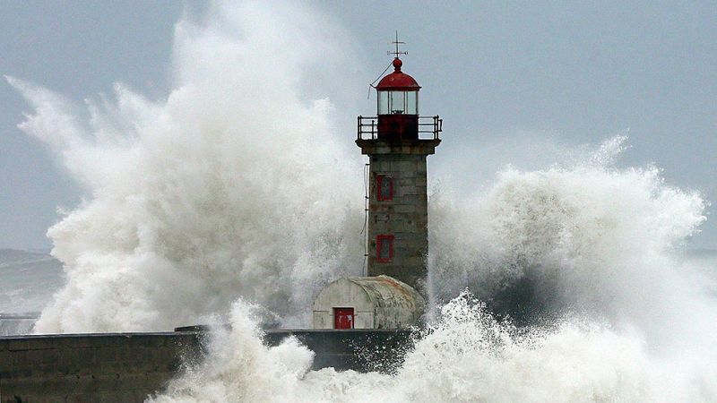 Alerta roja por fuerte oleaje en Galicia por el temporal de viento que cruza la península