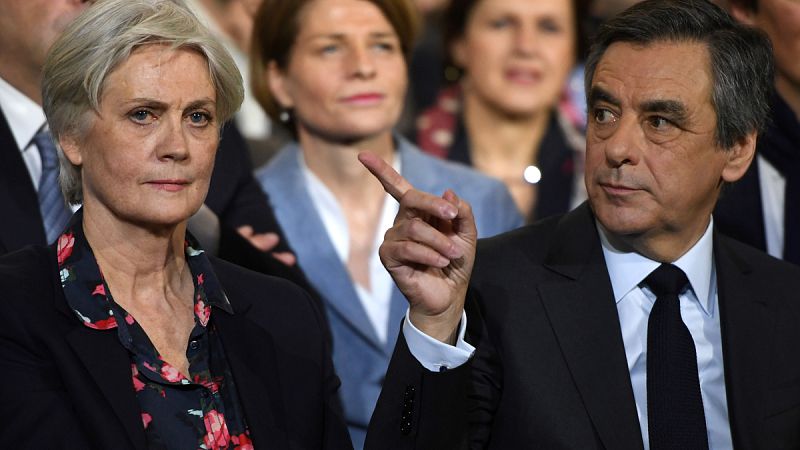 Registran el Senado de Francia en busca de pruebas sobre el trabajo de los hijos de Fillon