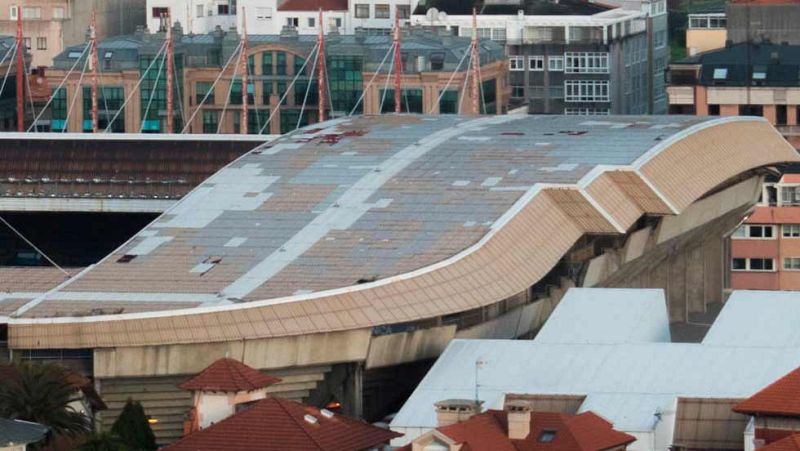 El Deportivo-Betis, suspendido por el desprendimiento de parte de la cubierta de Riazor