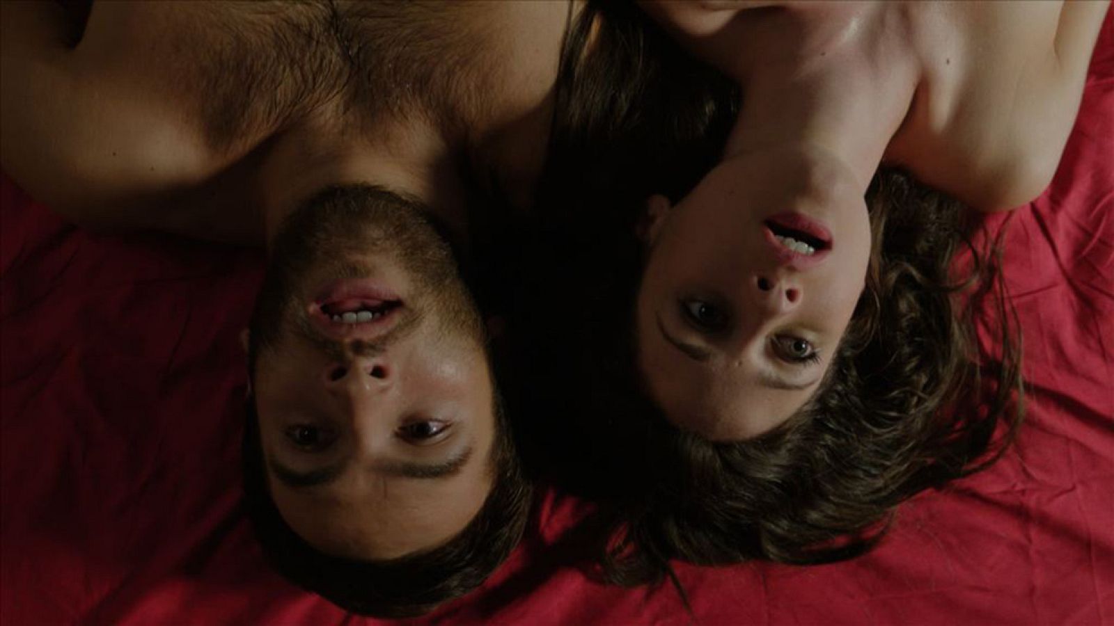 Cuéntame cómo pasó - Carlos y Karina se dejan llevar por el deseo