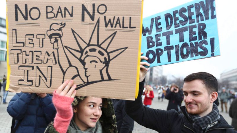 Un juez de Estados Unidos bloquea el veto migratorio de Trump