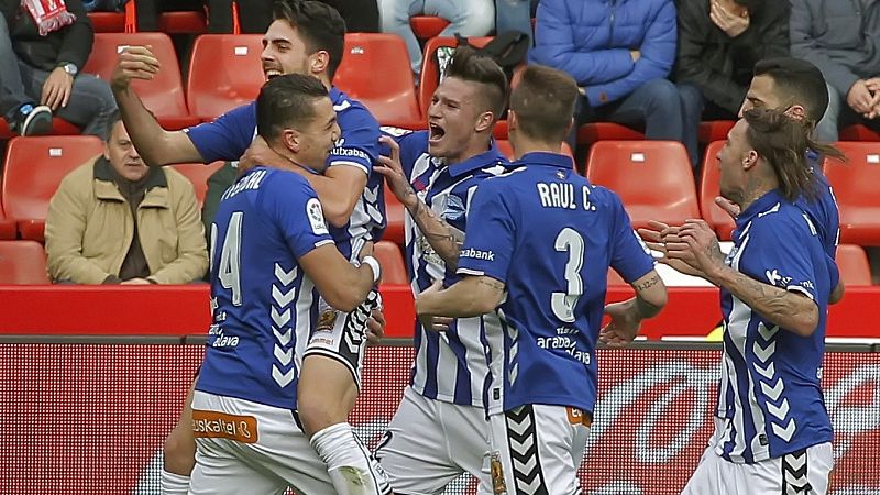 El Alavés golea y deja tocado al Sporting