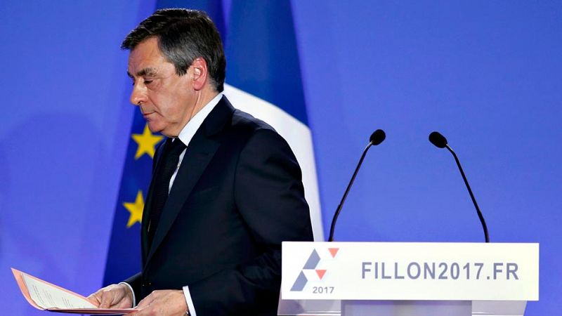 Fillon pide disculpas a los franceses por contratar a su familia pero no se retira de la carrera al Elíseo