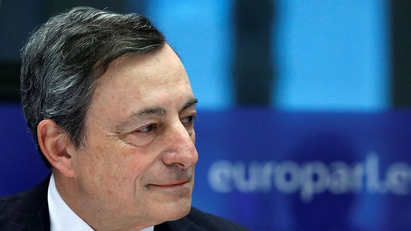 Draghi cree que "lo último" que se necesita es relajar la normativa bancaria como pretende Trump