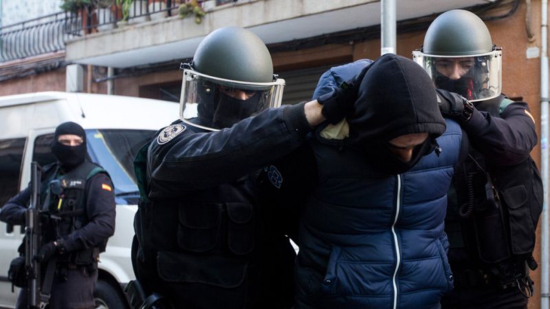 Detenidos dos marroquíes acusados de adoctrinamiento y captación yihadista en Badalona