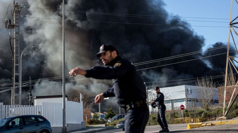 Un incendio en una empresa química de Paterna obliga a desalojar a 3.000 trabajadores y a confinar a la población