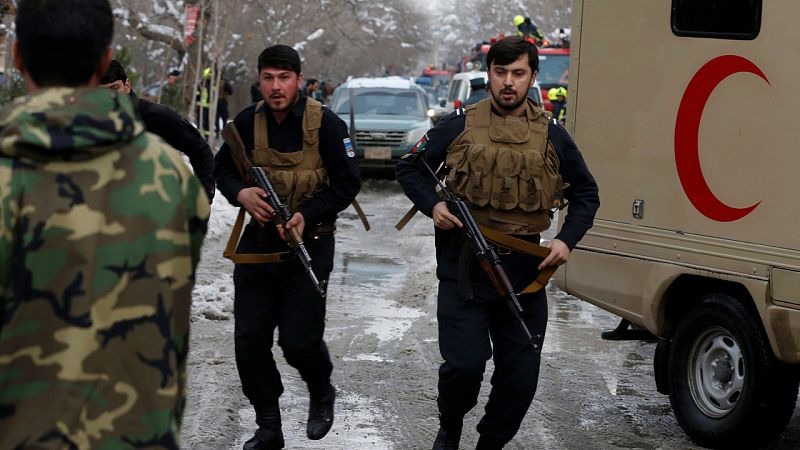 Cruz Roja suspende sus acciones en Afganistán tras la muerte de seis empleados en un ataque a un convoy