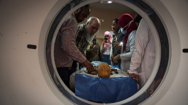 Arqueólogos españoles realizan un TAC a cinco momias egipcias