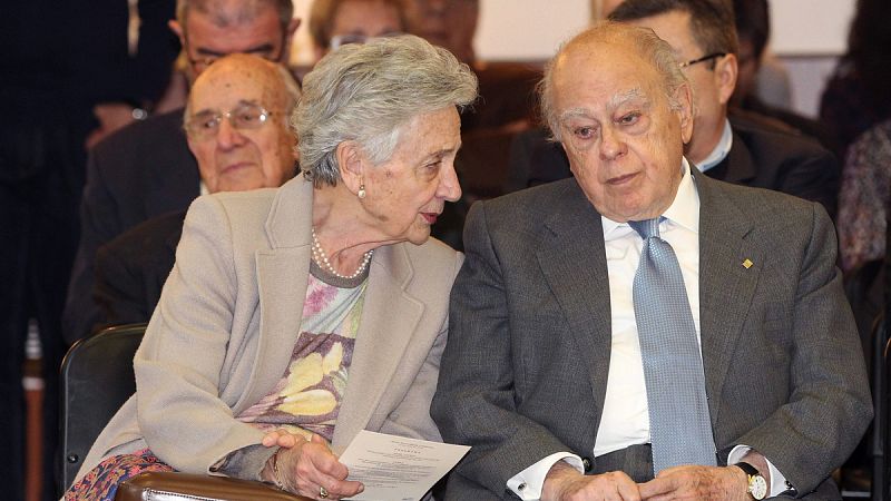 La Policía da al juez que investiga la fortuna de los Pujol un pendrive que "podría contener datos" sobre el caso