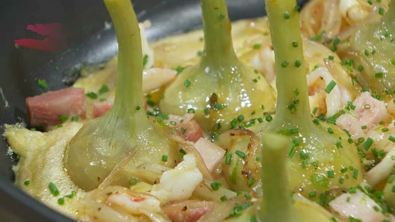 Tortilla de alcachofas y langostinos