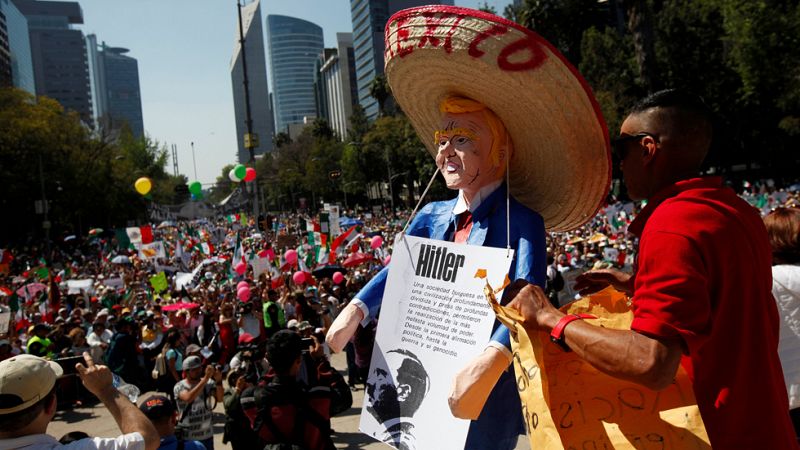 Miles de mexicanos se manifiestan por la unidad nacional ante los ataques de Trump