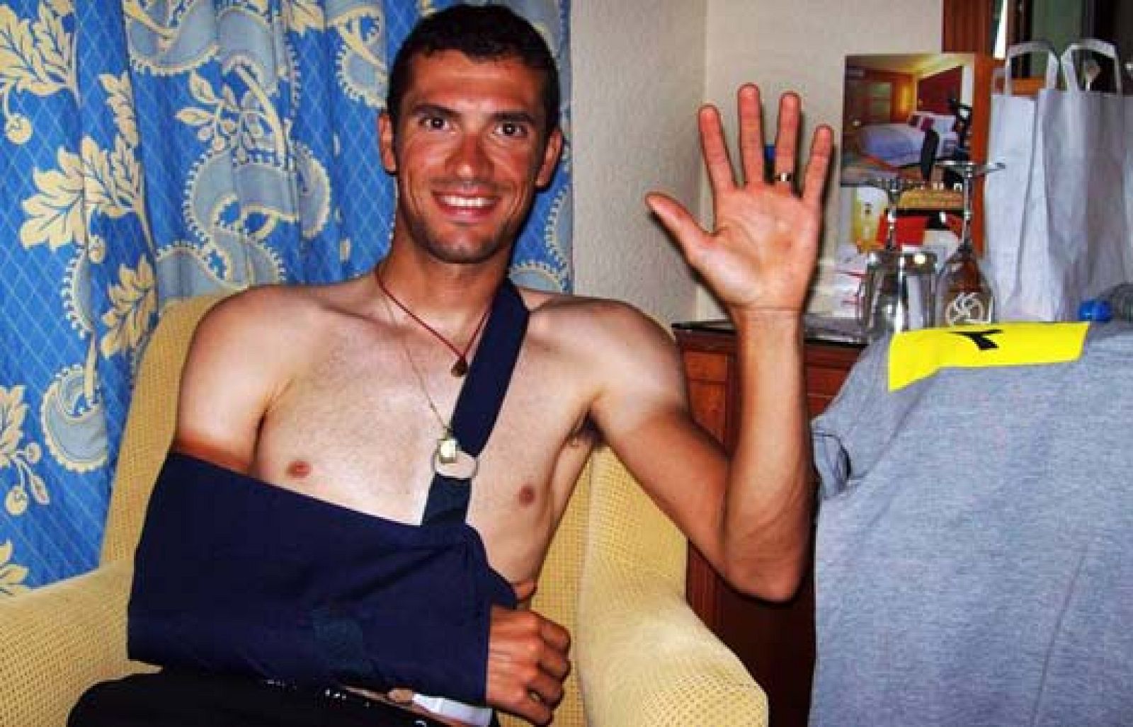 El ciclista del equipo Tinkoff, Richi Serrano, ha tenido que abandonar la Vuelta al fracturarse la clavícula en una salida de curva.