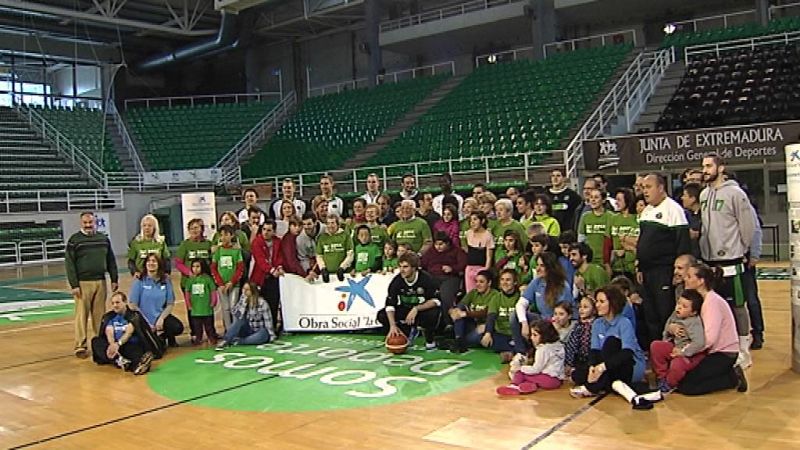 El Cáceres comparte entreno con personas con discapacidad y usuarios de la AECC