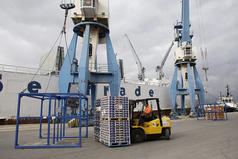 Los estibadores desconvocan la huelga tras retrasar el Gobierno una semana la reforma del sector