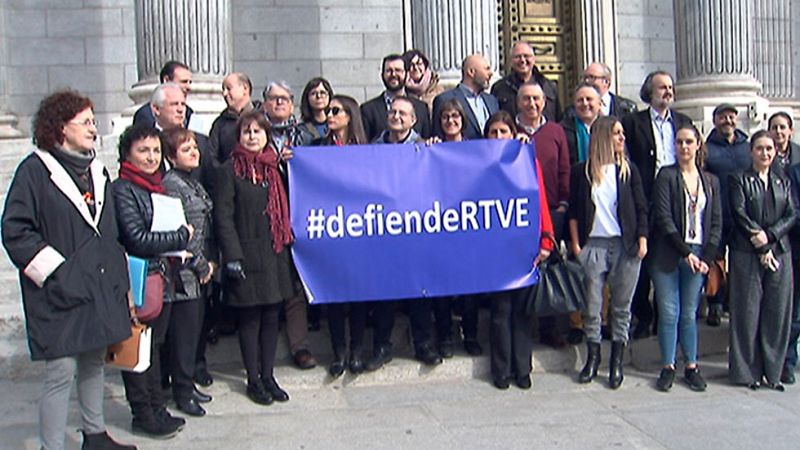 Los trabajadores de RTVE entregan en el Congreso más de 2.000 firmas por una radiotelevisión pública plural e imparcial