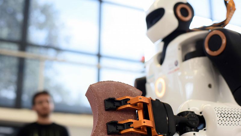 El Parlamento de la UE pide legislar sobre robots pero rechaza un impuesto para compensar empleo destruido
