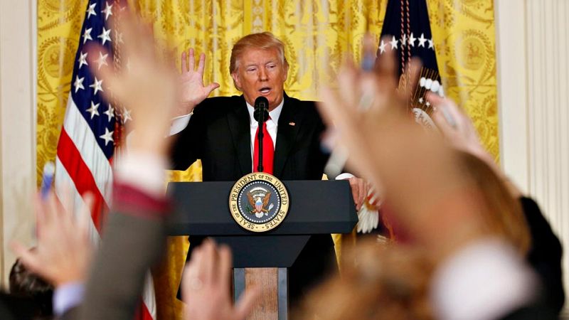 Trump carga contra la prensa, los demócratas y Obama: "He heredado un desastre"