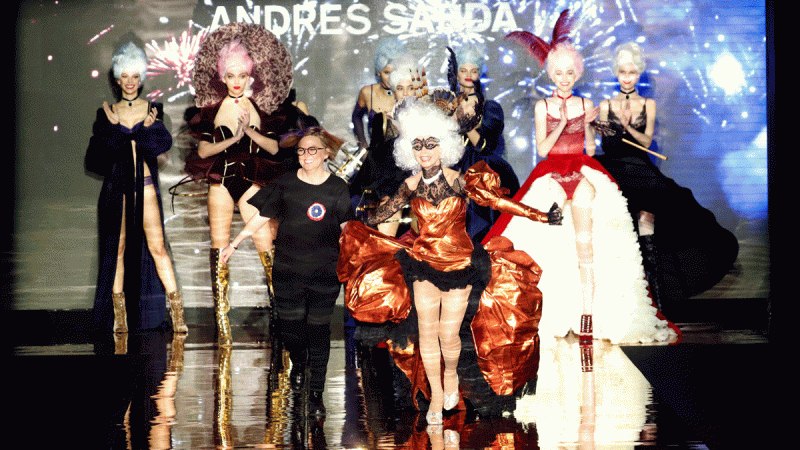 Victoria Abril 'revoluciona' el desfile de Andrés Sardá