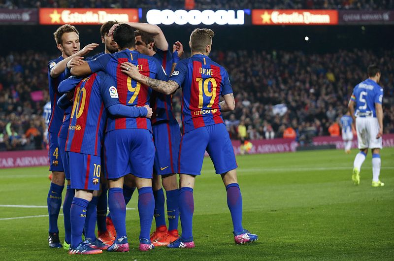 Messi evita que el Barça se caiga al abismo