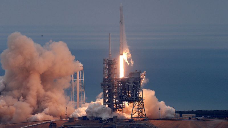 Despega con éxito un Falcon 9 con 2.500 kilos de suministros para la Estación Espacial Internacional